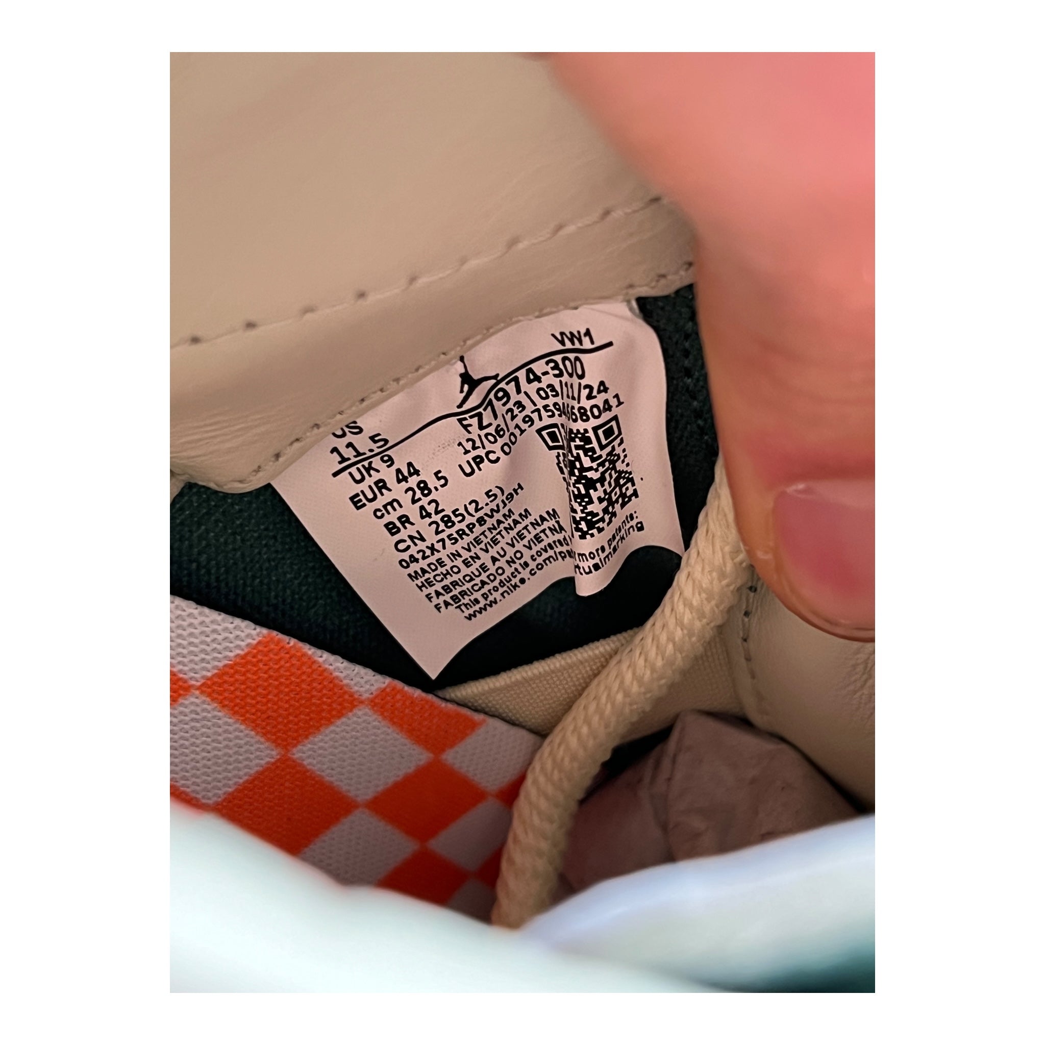 Jordan 3 Retro SP Nina Chanel Abney Bicoastal (44EU)