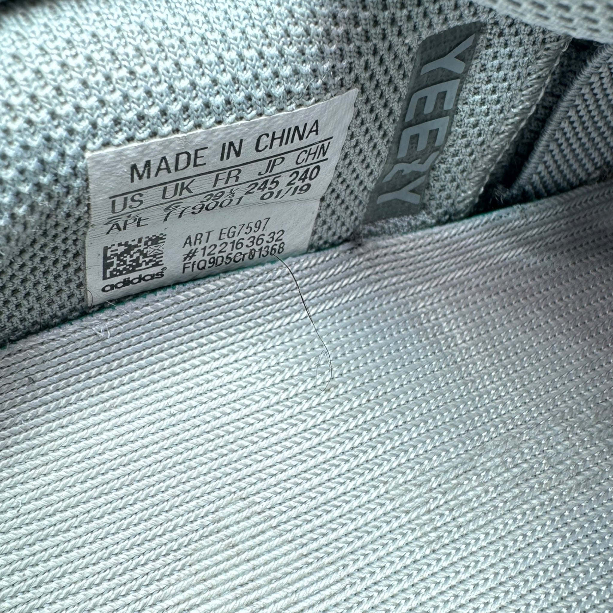 Yeezy Boost 700 Inertia (39.5EU)