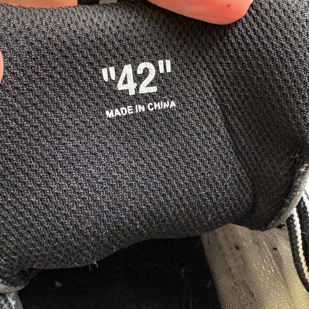 Off-White Be right Back (42EU)
