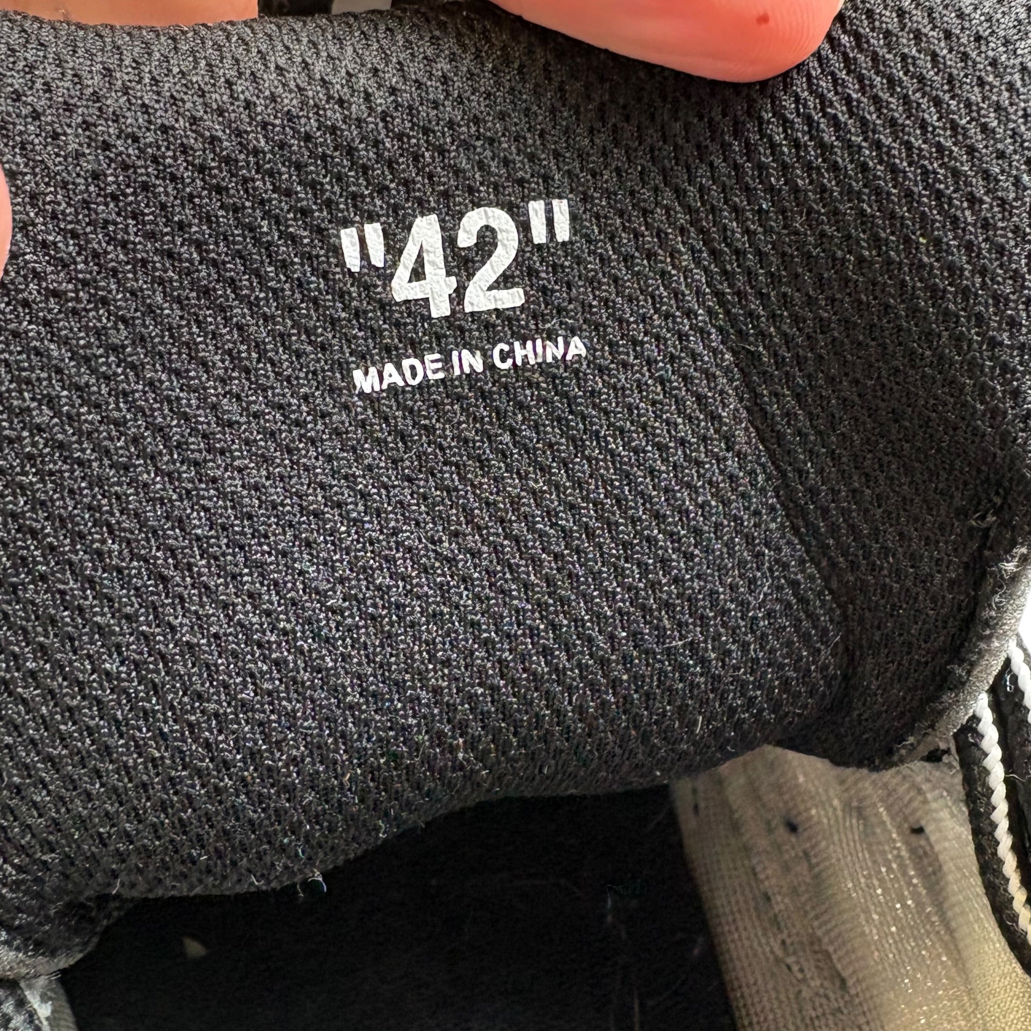 Off-White Be right Back (42EU)