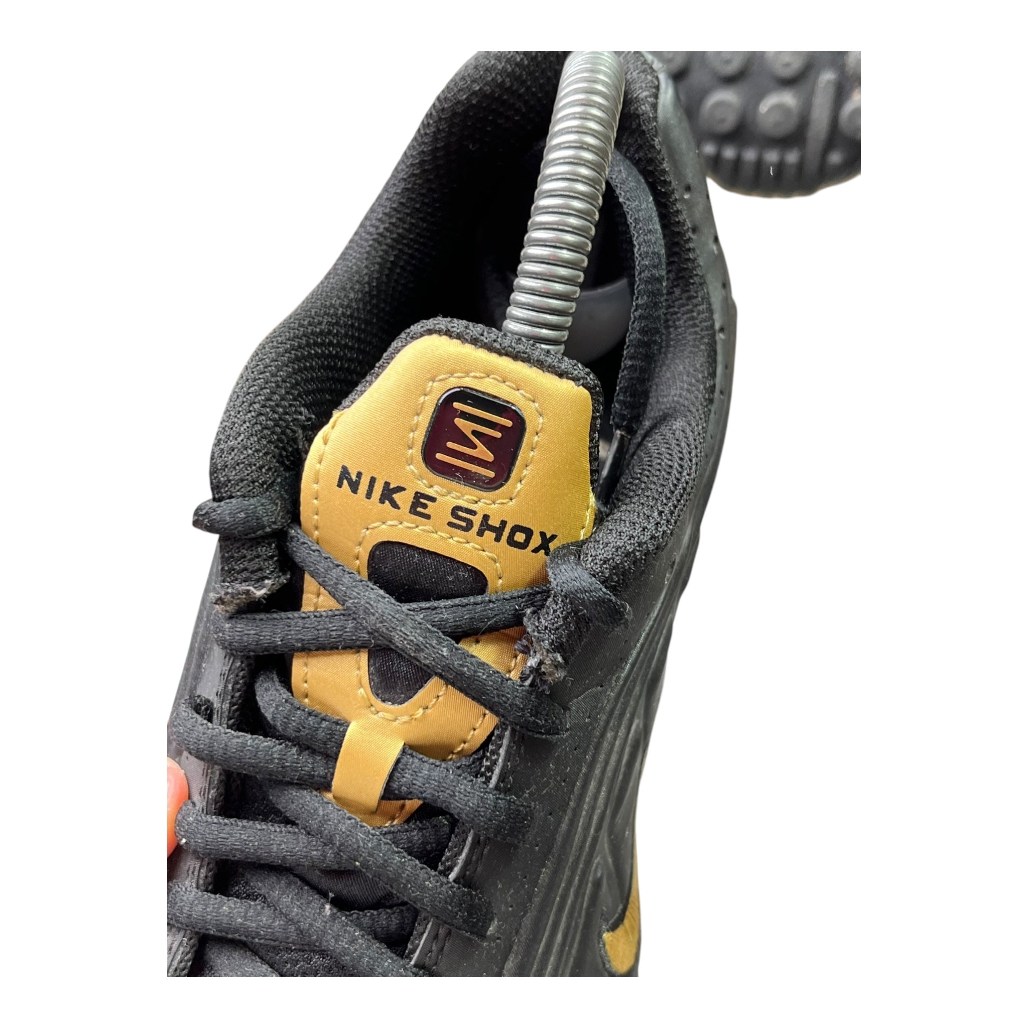 Nike Shox R4 Schwarz Metallic Gold (38.5EU)