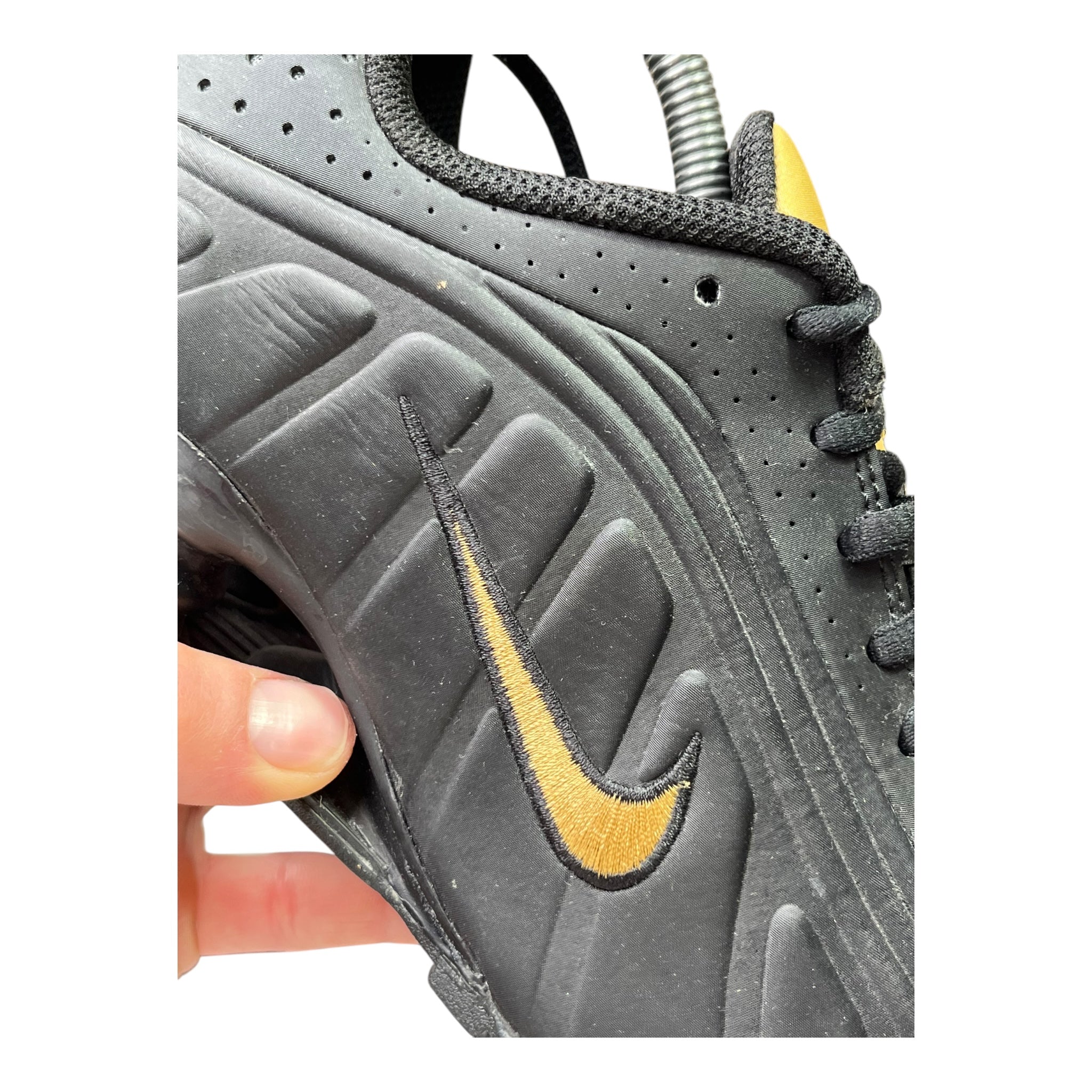 Nike Shox R4 Schwarz Metallic Gold (38.5EU)